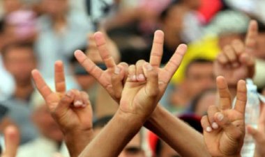 أطر الأكاديمية المكلفون بالدعم الإجتماعي في وقفة أمام الأكاديمية للمطالبة بالإنصاف الأجري.