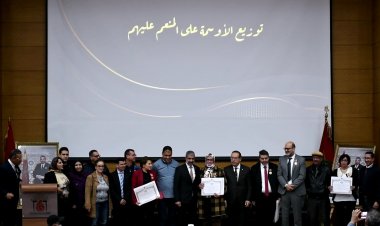 Pr.Khalid LAZAAR et la remise des Wissams royaux aux professeurs et fonctionnaires de la Faculté des Lettres et Sciences Humaines Dhar El Mehraz