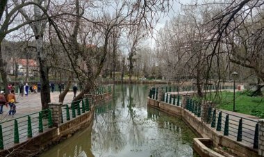 بحيرات افران عندما يشتبك الجميل بالعبث