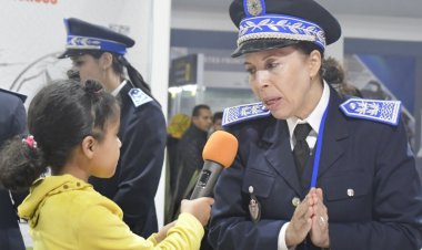أكاديمية فاس مكناس: بالصوت والصورة، التلميذة الصحفية عائشة تتألق في حوار صحفي مع ثلاث مسؤولين أمنيين في معرض الأبواب المفتوحة