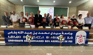 كلية الحقوق بفاس تكرس ثقافة الإعتراف بمجهودات وتضحيات أساتذتها وموظفيها وتحتفي بهم وتكرمهم في حفل بهيج